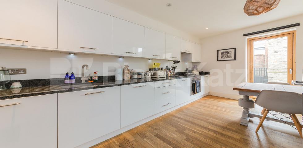 			LET BY!, 2 Bedroom, 1 bath, 1 reception House			 Camden Mews, CAMDEN